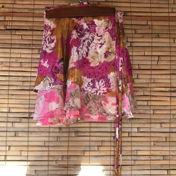 Silk wraparound floral 2 layered skirt - Picture 3 of 3